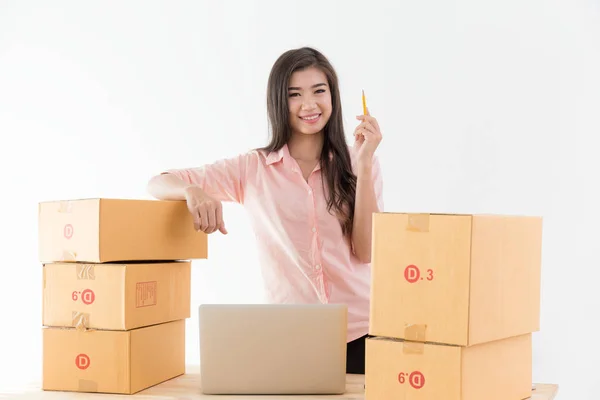 Asyalı Kadınlar Gülümseyen Müşteri Siparişleri Online Pazarlama Kavramı Kayıt — Stok fotoğraf