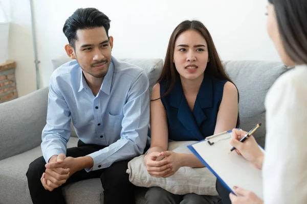 Asiatiska par sitter på soffan i rummet för att konsultera psykiska problem av läkare — Stockfoto