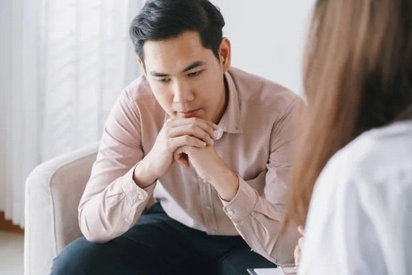 Manlig Asiatisk Patient Med Psykolog Kvinnor Undersökning Konsultation Och Psykoterapi — Stockfoto