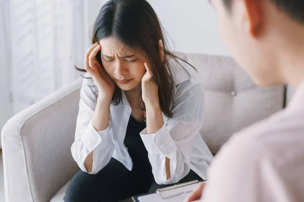 Kvinnor Asiatiska Patienter Med Man Psykolog Undersökning Konsultera Och Psykoterapi — Stockfoto