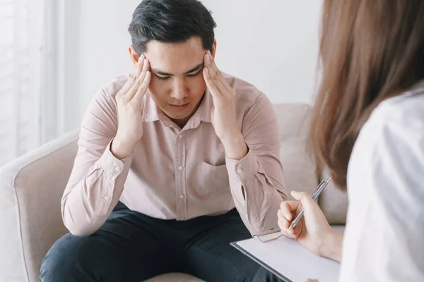 Manlig Asiatisk Patient Med Psykolog Kvinnor Undersökning Konsultation Och Psykoterapi — Stockfoto