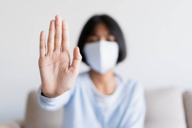 Corona virüsü salgınını durdurun. Evde salgını ve karantinayı korumak için maske takan Asyalı kız.