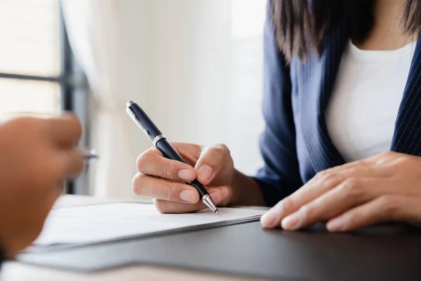 Verkopers Laten Vrouwelijke Klanten Het Verkoopcontract Tekenen Aziatische Vrouwen Vrouwen — Stockfoto