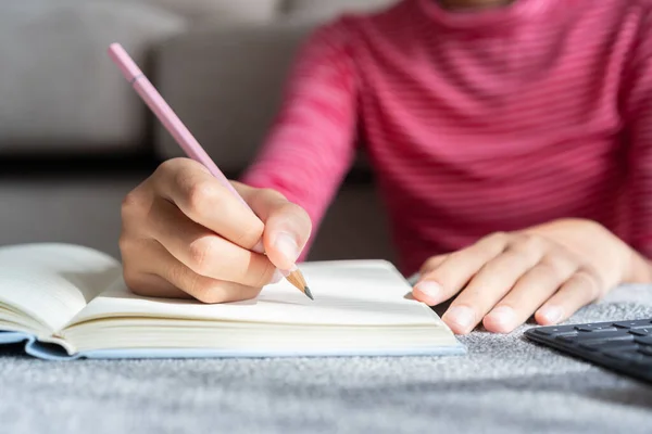 Hand Van Aziatische Meisje Studeren Online Het Internet Notebook Huiswerk — Stockfoto