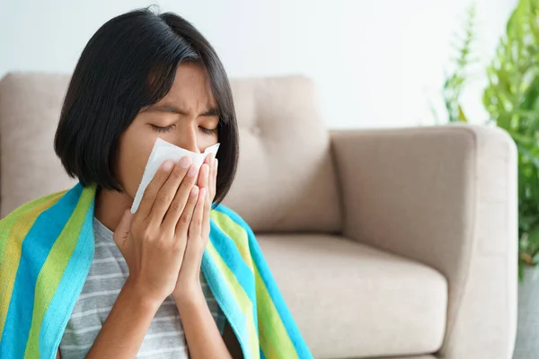 Fille Asiatique Ayant Saison Grippe Éternuer Utilisant Des Mouchoirs Papier — Photo