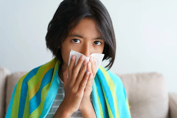 Fille Asiatique Ayant Saison Grippe Éternuer Utilisant Des Mouchoirs Papier — Photo