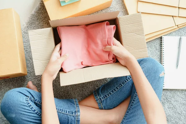 Ovanifrån Asiatisk Flicka Förbereder Rosa Kläder Ner Paketlåda Enligt Kundens — Stockfoto