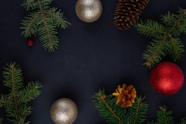 Koyu siyah arka planda noel ağacı olan güzel altın ve altın deco mücevherler. Düz dizayn. Uzayı kopyala Kare.