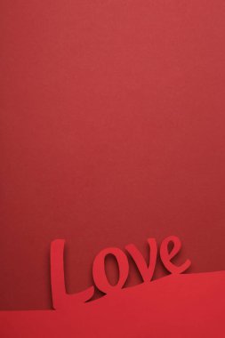 Aşk kelimesi kırmızı arka planda izole edilmiş. Sevgililer Günü konsepti. 14 Şubat aşk günüdür..