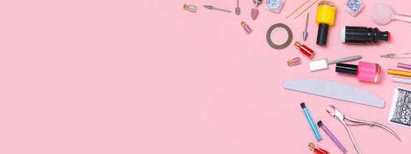 Tırnak bakımı. Manikür ve pedikür için profesyonel aletler. Güzellik bakımı. Jöle ojeli tırnaklar. Çivi üretmek ve tedavi etmek için aletler. Salon Afişi Pembe Arkaplan