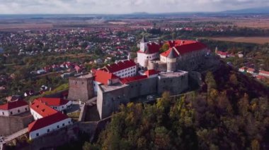 Mukachevo şehrindeki Palanok Kalesi 'ne güzel bir panoramik hava manzarası. Avrupa hava görüntüsü