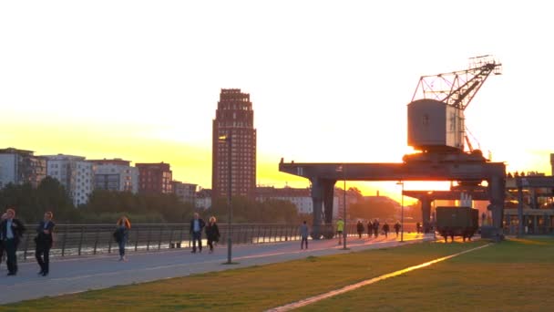 Pôr do sol em Frankfurt am main. Promenade — Vídeo de Stock