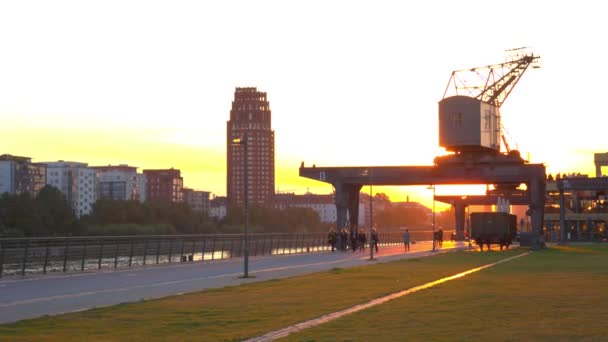 Sonnenuntergang in Frankfurt am Main. Promenade — Stockvideo