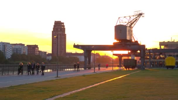 Puesta de sol en Frankfurt am main. Paseo marítimo — Vídeos de Stock