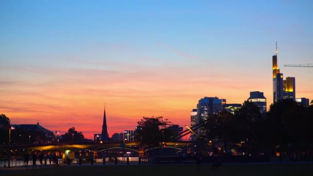 Zonsondergang in Frankfurt am main. Promenade — Stockvideo