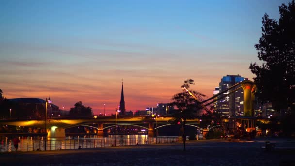 Sonnenuntergang in Frankfurt am Main. Promenade — Stockvideo