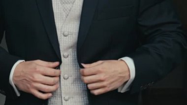 ceket kadar düğmelerini adam