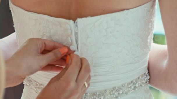 Botão até vestido de noiva para a noiva — Vídeo de Stock