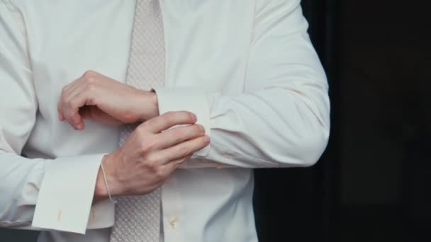 Ο άνθρωπος κουμπιά μανικετόκουμπο στο πουκάμισο — Αρχείο Βίντεο