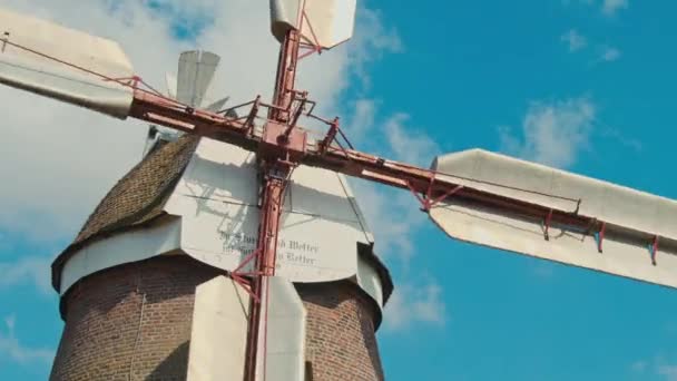 Alte Windmühle gegen den Himmel — Stockvideo