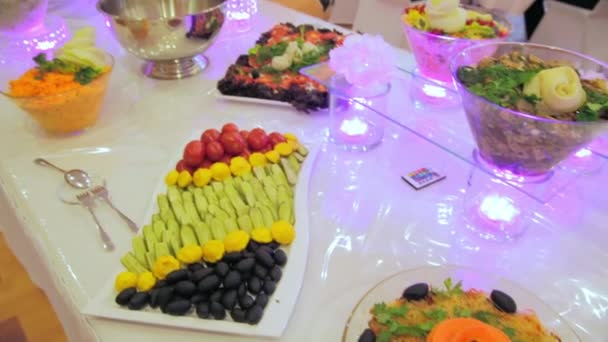 Ontbijtbuffet: salades, vlees- en visgerechten zijn op tafel — Stockvideo