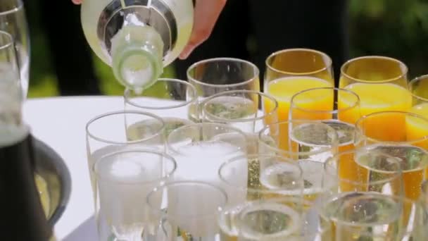 Ontbijtbuffet, gegoten champagne in glazen — Stockvideo