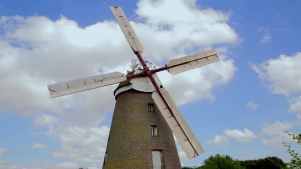 Starý větrný mlýn proti obloze — Stock video