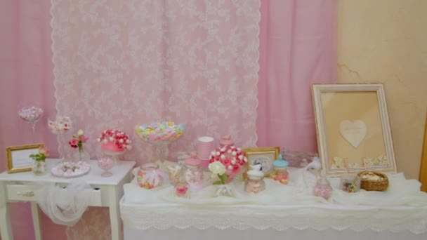 Красивый сладкий стол на свадьбе — стоковое видео