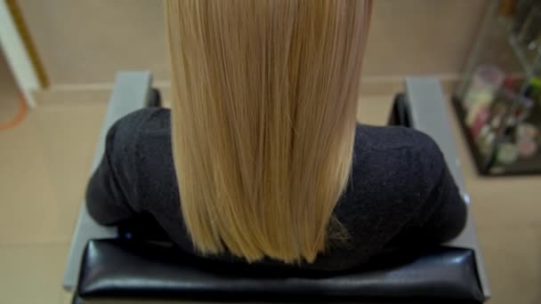 Peluquería toca el cabello — Vídeo de stock