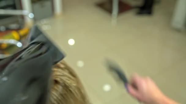 Перукар сушить фен — стокове відео
