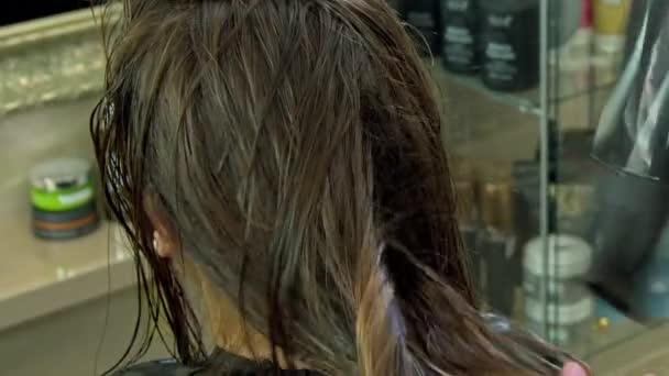 Salon fryzjerski wysycha suszarka do włosów — Wideo stockowe