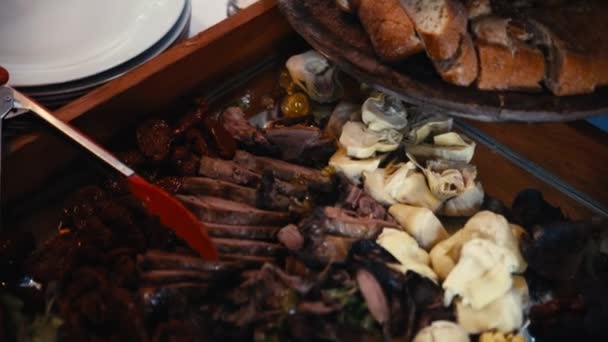 Il buffet è di bella carne e verdure — Video Stock