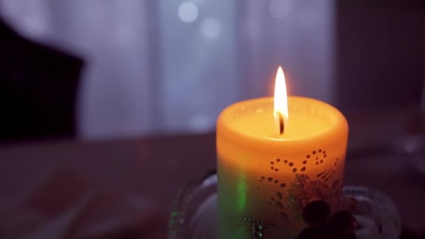 Горящая восковая свеча — стоковое видео