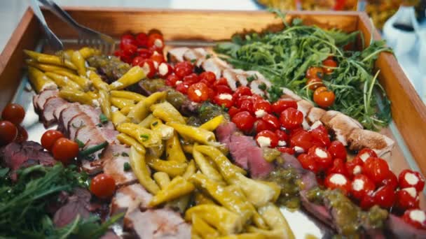 Шведський стіл, м'ясо та овочі — стокове відео