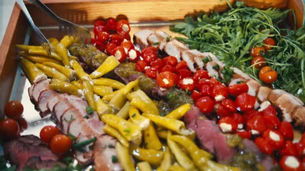 Шведский стол, мясо и овощи — стоковое видео