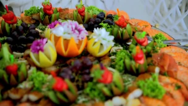 Svédasztalos, gyönyörűen díszített edényt, a tenger gyümölcsei — Stock videók