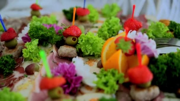 Ontbijtbuffet, vlees en fruit ziet er mooi op de plaat — Stockvideo