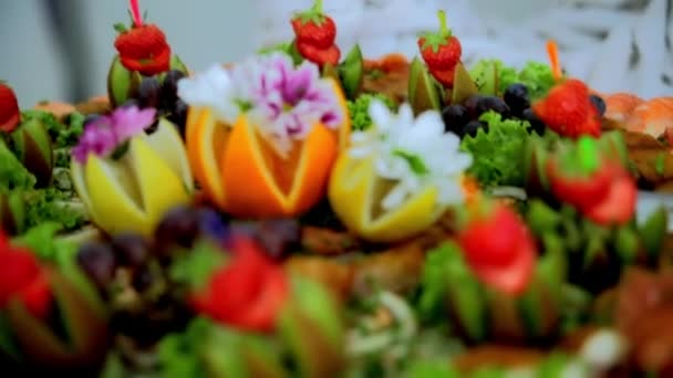 Buffet, schön dekoriertes Gericht mit Meeresfrüchten — Stockvideo