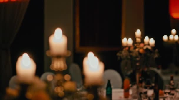 Belas velas queimando no salão — Vídeo de Stock