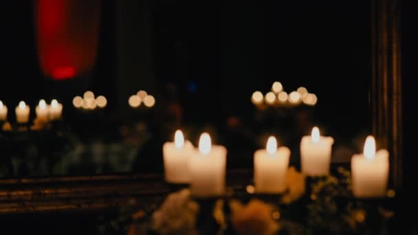 Όμορφα κεριά κάψιμο στην αίθουσα — Αρχείο Βίντεο