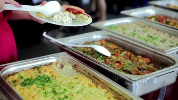 Buffet, Leute, die Essen auf meinen Teller legen, garnieren — Stockvideo