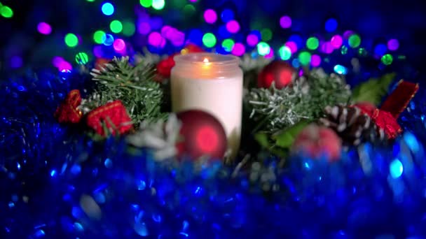 Χριστουγεννιάτικη σύνθεση με κερί και φώτα — Αρχείο Βίντεο