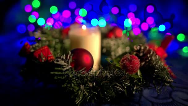 Рождественская композиция со свечами и огнями — стоковое видео