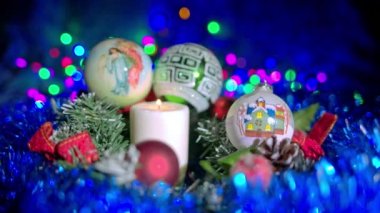 Mum ve ışıkları Noel kompozisyonu