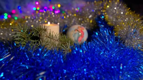 Kerst samenstelling met kaars en verlichting — Stockvideo