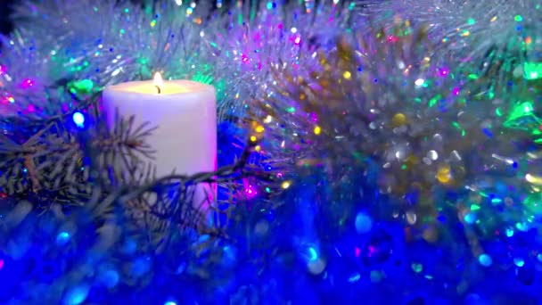 Weihnachtskomposition mit Kerze und Lichtern — Stockvideo