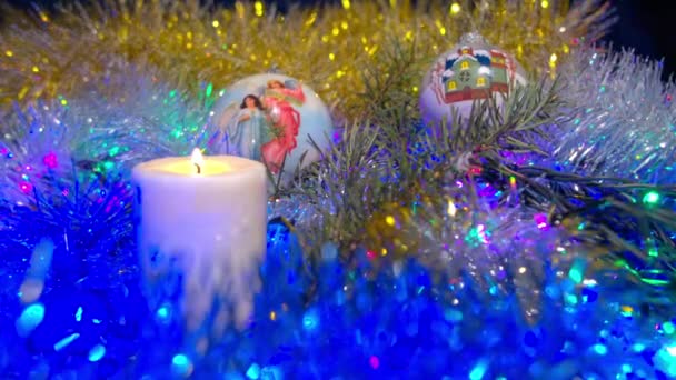 Weihnachtskomposition mit Kerze und Lichtern — Stockvideo
