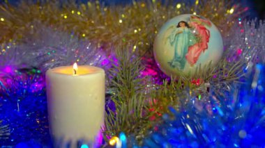 Mum ve ışıkları Noel kompozisyonu