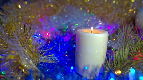 Рождественская композиция со свечами и огнями — стоковое видео