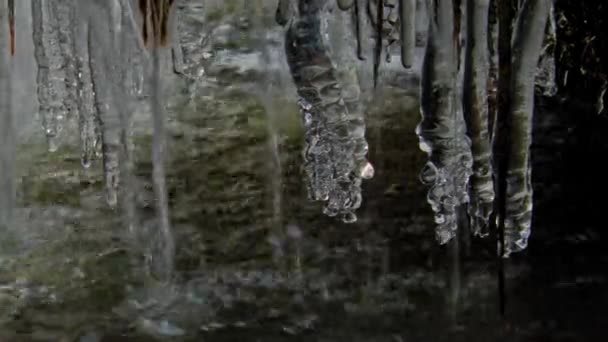 Eiszapfen auf einem gefrorenen Brunnen im Winter — Stockvideo